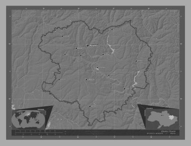 Kharkiv, Ukrayna bölgesi. Göllü ve nehirli çift katlı yükseklik haritası. Bölgenin büyük şehirlerinin yerleri ve isimleri. Köşedeki yedek konum haritaları