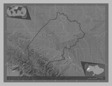L 'viv, Ukrayna bölgesi. Gölleri ve nehirleri olan gri tonlama yükseklik haritası. Bölgenin büyük şehirlerinin yerleri ve isimleri. Köşedeki yedek konum haritaları