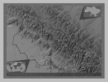 Transcarpathia, Ukrayna bölgesi. Gölleri ve nehirleri olan gri tonlama yükseklik haritası. Köşedeki yedek konum haritaları