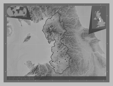 Kuzeybatı, Birleşik Krallık bölgesi. Gölleri ve nehirleri olan gri tonlama yükseklik haritası. Bölgenin büyük şehirlerinin yerleri. Köşedeki yedek konum haritaları