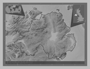 Kuzey İrlanda, Birleşik Krallık bölgesi. Gölleri ve nehirleri olan gri tonlama yükseklik haritası. Köşedeki yedek konum haritaları