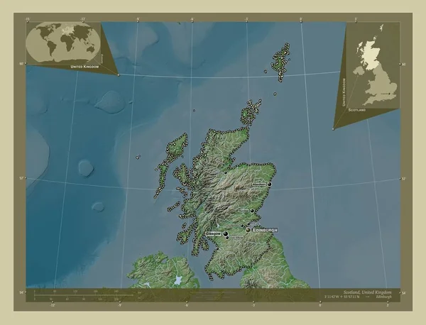 スコットランド 英国の領域 湖や川とWikiスタイルで着色された標高マップ 地域の主要都市の位置と名前 コーナー補助位置図 — ストック写真