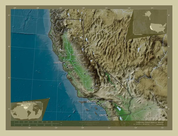 カリフォルニア州 アメリカ合衆国の州 湖や川とWikiスタイルで着色された標高マップ 地域の主要都市の位置と名前 コーナー補助位置図 — ストック写真