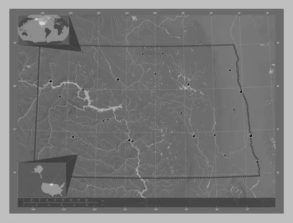 ノースダコタ州 アメリカ合衆国の州 湖や川とグレースケールの標高マップ 地域の主要都市の場所 コーナー補助位置図 — ストック写真