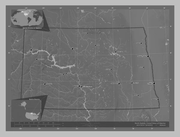 美国北达科他州 带有湖泊和河流的灰度高程图 该区域主要城市的地点和名称 角辅助位置图 — 图库照片
