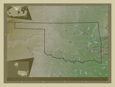 Oklahoma, Amerika Birleşik Devletleri. Yükseklik haritası göller ve nehirlerle wiki tarzında renklendirilmiş. Bölgenin büyük şehirlerinin yerleri. Köşedeki yedek konum haritaları