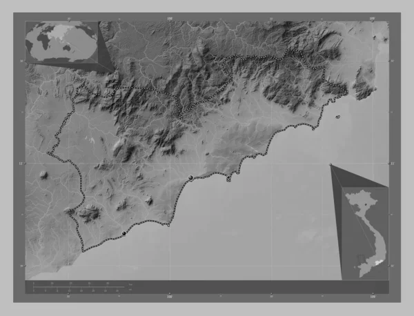 Binh Thuan, Vietnam vilayeti. Gölleri ve nehirleri olan gri tonlama yükseklik haritası. Bölgenin büyük şehirlerinin yerleri. Köşedeki yedek konum haritaları