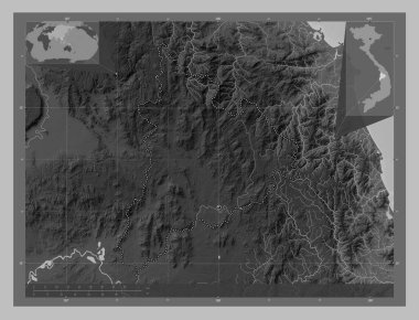 Kon Tum, Vietnam vilayeti. Gölleri ve nehirleri olan gri tonlama yükseklik haritası. Bölgenin büyük şehirlerinin yerleri. Köşedeki yedek konum haritaları