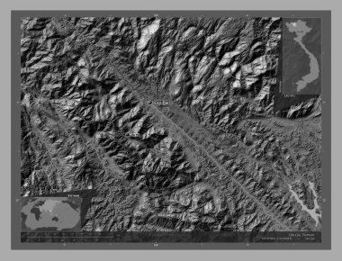 Lao Cai, Vietnam vilayeti. Göllü ve nehirli çift katlı yükseklik haritası. Bölgenin büyük şehirlerinin yerleri ve isimleri. Köşedeki yedek konum haritaları