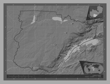 Güney, Zambiya bölgesi. Göllü ve nehirli çift katlı yükseklik haritası. Bölgenin büyük şehirlerinin yerleri ve isimleri. Köşedeki yedek konum haritaları