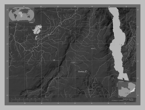 ザンビアの地域 湖や川とグレースケールの標高マップ 地域の主要都市の位置と名前 コーナー補助位置図 — ストック写真