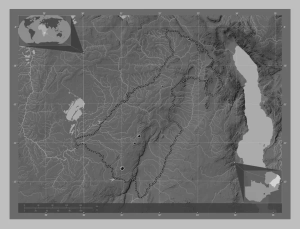 ザンビアのムチンガ県 湖や川とグレースケールの標高マップ 地域の主要都市の場所 コーナー補助位置図 — ストック写真