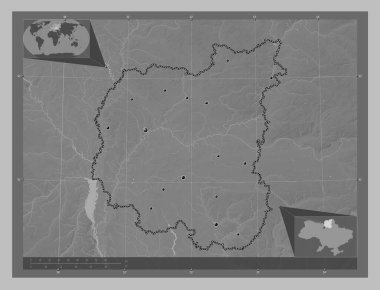 Chernihiv, Ukrayna bölgesi. Gölleri ve nehirleri olan gri tonlama yükseklik haritası. Bölgenin büyük şehirlerinin yerleri. Köşedeki yedek konum haritaları