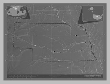 Nebraska, Amerika Birleşik Devletleri. Gölleri ve nehirleri olan gri tonlama yükseklik haritası. Bölgenin büyük şehirlerinin yerleri ve isimleri. Köşedeki yedek konum haritaları