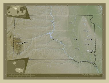 Güney Dakota, Amerika Birleşik Devletleri. Yükseklik haritası göller ve nehirlerle wiki tarzında renklendirilmiş. Bölgenin büyük şehirlerinin yerleri ve isimleri. Köşedeki yedek konum haritaları