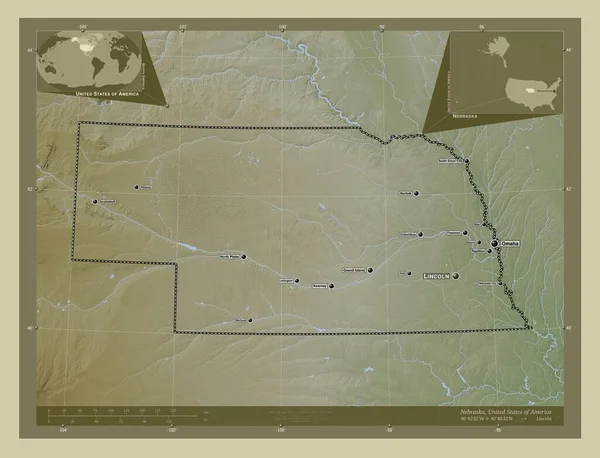 アメリカのネブラスカ州 湖や川とWikiスタイルで着色された標高マップ 地域の主要都市の位置と名前 コーナー補助位置図 — ストック写真
