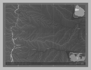 Paysandu, Uruguay Departmanı. Gölleri ve nehirleri olan gri tonlama yükseklik haritası. Bölgenin büyük şehirlerinin yerleri ve isimleri. Köşedeki yedek konum haritaları