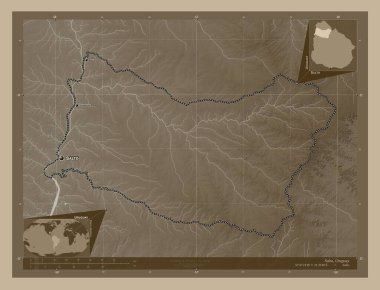 Salto, Uruguay Departmanı. Yükseklik haritası sepya tonlarında göller ve nehirlerle renklendirilmiş. Bölgenin büyük şehirlerinin yerleri ve isimleri. Köşedeki yedek konum haritaları