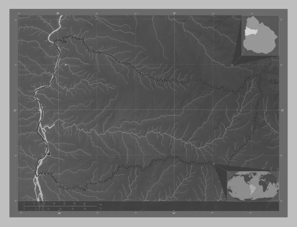 ウルグアイ省のPaysanduです 湖や川とグレースケールの標高マップ コーナー補助位置図 — ストック写真