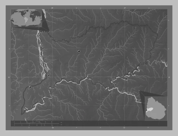 ウルグアイのリオ ネグロ県出身 湖や川とグレースケールの標高マップ 地域の主要都市の場所 コーナー補助位置図 — ストック写真
