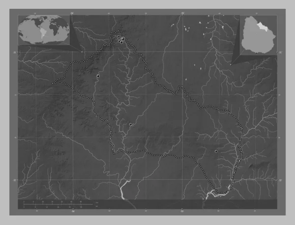 ウルグアイ省のリベラだ 湖や川とグレースケールの標高マップ 地域の主要都市の場所 コーナー補助位置図 — ストック写真