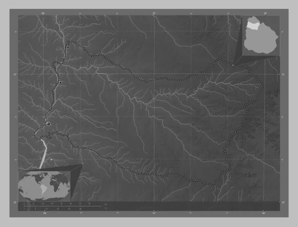 ウルグアイ省のサルトだ 湖や川とグレースケールの標高マップ 地域の主要都市の場所 コーナー補助位置図 — ストック写真