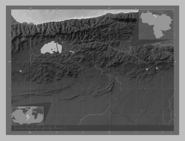 Aragua, Venezuela eyaleti. Gölleri ve nehirleri olan gri tonlama yükseklik haritası. Bölgenin büyük şehirlerinin yerleri. Köşedeki yedek konum haritaları