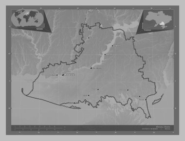 Kherson, Ukrayna bölgesi. Gölleri ve nehirleri olan gri tonlama yükseklik haritası. Bölgenin büyük şehirlerinin yerleri ve isimleri. Köşedeki yedek konum haritaları