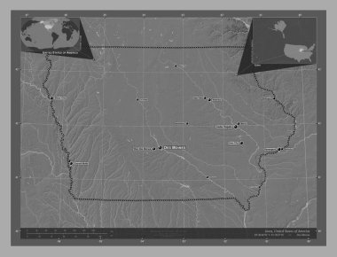 Iowa, Amerika Birleşik Devletleri. Göllü ve nehirli çift katlı yükseklik haritası. Bölgenin büyük şehirlerinin yerleri ve isimleri. Köşedeki yedek konum haritaları