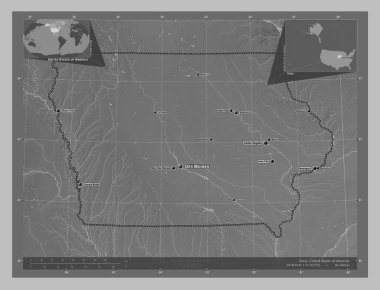 Iowa, Amerika Birleşik Devletleri. Gölleri ve nehirleri olan gri tonlama yükseklik haritası. Bölgenin büyük şehirlerinin yerleri ve isimleri. Köşedeki yedek konum haritaları