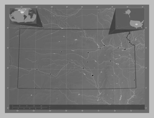 カンザス州 アメリカ合衆国の州 湖や川とグレースケールの標高マップ 地域の主要都市の場所 コーナー補助位置図 — ストック写真