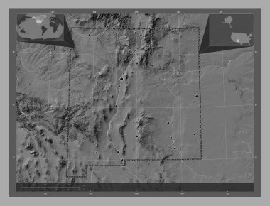 New Mexico, Amerika Birleşik Devletleri. Göllü ve nehirli çift katlı yükseklik haritası. Bölgenin büyük şehirlerinin yerleri. Köşedeki yedek konum haritaları