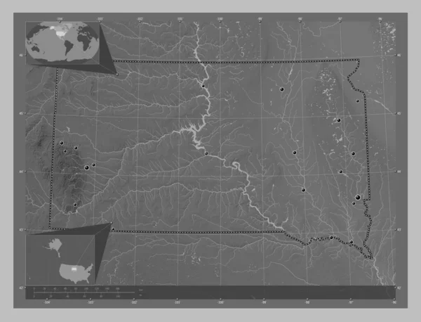 サウスダコタ州 アメリカ合衆国の州 湖や川とグレースケールの標高マップ 地域の主要都市の場所 コーナー補助位置図 — ストック写真