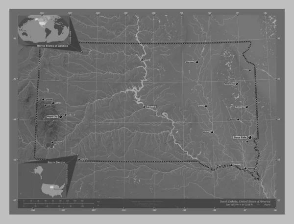 サウスダコタ州 アメリカ合衆国の州 湖や川とグレースケールの標高マップ 地域の主要都市の位置と名前 コーナー補助位置図 — ストック写真