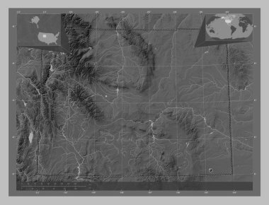 Wyoming, Amerika Birleşik Devletleri. Gölleri ve nehirleri olan gri tonlama yükseklik haritası. Köşedeki yedek konum haritaları
