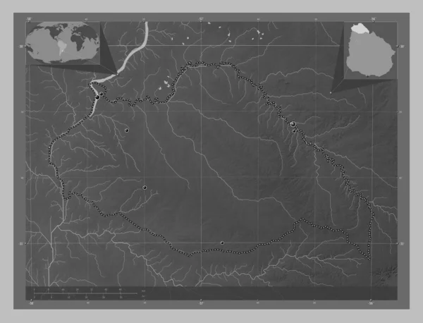 ウルグアイ省のアーティガスです 湖や川とグレースケールの標高マップ 地域の主要都市の場所 コーナー補助位置図 — ストック写真