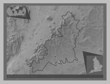 Cotswold, İngiltere 'nin metropolitan olmayan bölgesi, Büyük Britanya. Gölleri ve nehirleri olan gri tonlama yükseklik haritası. Köşedeki yedek konum haritaları