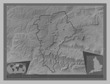 Doğu Hampshire, İngiltere 'nin metropolitan olmayan bölgesi, Büyük Britanya. Gölleri ve nehirleri olan gri tonlama yükseklik haritası. Bölgenin büyük şehirlerinin yerleri. Köşedeki yedek konum haritaları