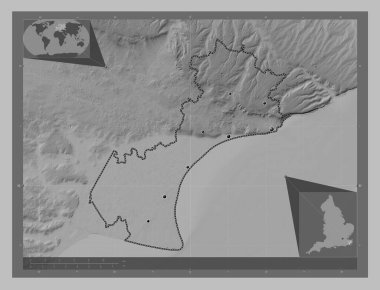 Folkestone ve Hythe, İngiltere 'nin metropolitan olmayan bölgesi - Büyük Britanya. Gölleri ve nehirleri olan gri tonlama yükseklik haritası. Bölgenin büyük şehirlerinin yerleri. Köşedeki yedek konum haritaları