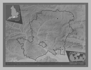 Hampshire, İngiltere idari bölgesi - Büyük Britanya. Gölleri ve nehirleri olan gri tonlama yükseklik haritası. Bölgenin büyük şehirlerinin yerleri ve isimleri. Köşedeki yedek konum haritaları