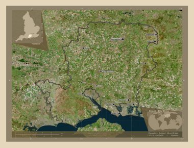 Hampshire, İngiltere idari bölgesi - Büyük Britanya. Yüksek çözünürlüklü uydu. Bölgenin büyük şehirlerinin yerleri ve isimleri. Köşedeki yedek konum haritaları