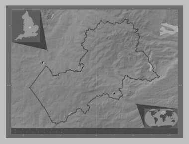 Harborough, İngiltere 'nin metropolitan olmayan bölgesi, Büyük Britanya. Gölleri ve nehirleri olan gri tonlama yükseklik haritası. Köşedeki yedek konum haritaları
