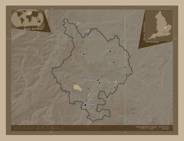 Huntingdonshire, İngiltere 'nin metropolitan olmayan bölgesi, Büyük Britanya. Yükseklik haritası sepya tonlarında göller ve nehirlerle renklendirilmiş. Bölgenin büyük şehirlerinin yerleri ve isimleri. Köşedeki yedek konum haritaları