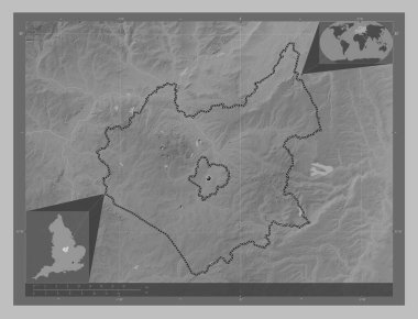 Leicestershire, İngiltere idari kontluğu - Büyük Britanya. Gölleri ve nehirleri olan gri tonlama yükseklik haritası. Köşedeki yedek konum haritaları