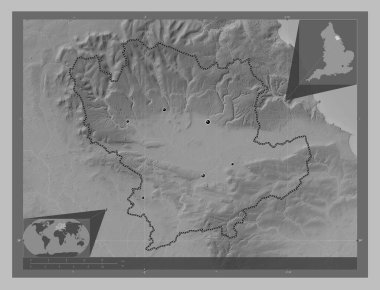 Ryedale, İngiltere 'nin metropolitan olmayan bölgesi, Büyük Britanya. Gölleri ve nehirleri olan gri tonlama yükseklik haritası. Bölgenin büyük şehirlerinin yerleri. Köşedeki yedek konum haritaları