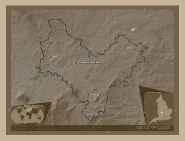 Stratford-on-Avon, İngiltere 'nin metropolitan olmayan bölgesi - Büyük Britanya. Yükseklik haritası sepya tonlarında göller ve nehirlerle renklendirilmiş. Bölgenin büyük şehirlerinin yerleri ve isimleri. Köşedeki yedek konum haritaları
