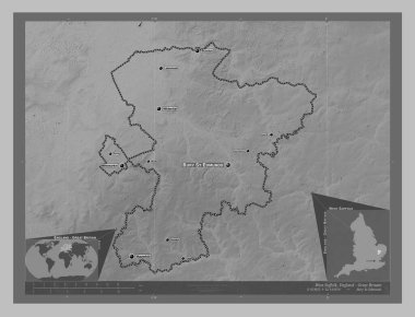 Batı Suffolk, İngiltere 'nin metropolitan olmayan bölgesi - Büyük Britanya. Gölleri ve nehirleri olan gri tonlama yükseklik haritası. Bölgenin büyük şehirlerinin yerleri ve isimleri. Köşedeki yedek konum haritaları