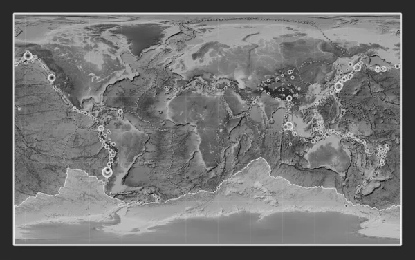 南极板块灰度高程图上的紧凑型米勒投影中心经向正中 17世纪初以来记录的6 5级以上地震位置 — 图库照片