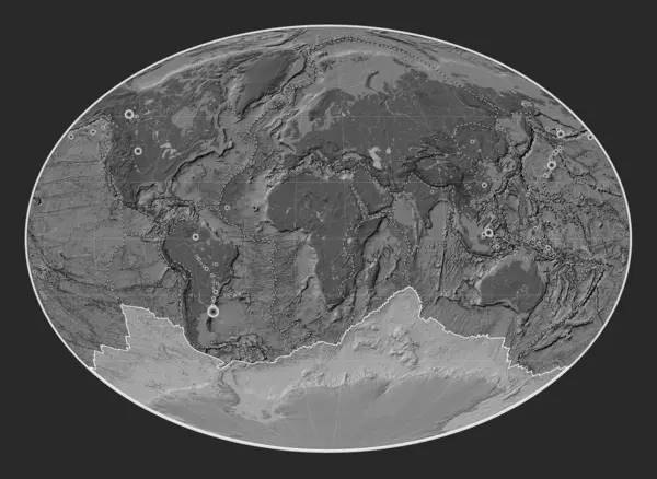 费希投影中心的二层隆起图上的南极洲板块是经向中心的 17世纪初以来记录的6 5级以上地震位置 — 图库照片