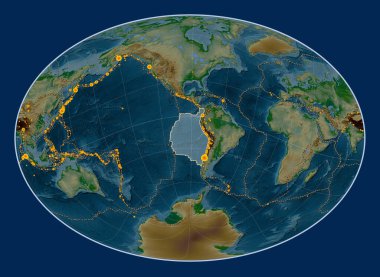 Fahey Oblique projeksiyonunun fiziksel yükseklik haritasındaki Nazca tektonik plakası meridyenik ve enlektüel olarak ortalanmıştır. 17. yüzyılın başından bu yana 6.5 büyüklüğünün üzerindeki depremlerin yerleri kaydedildi.